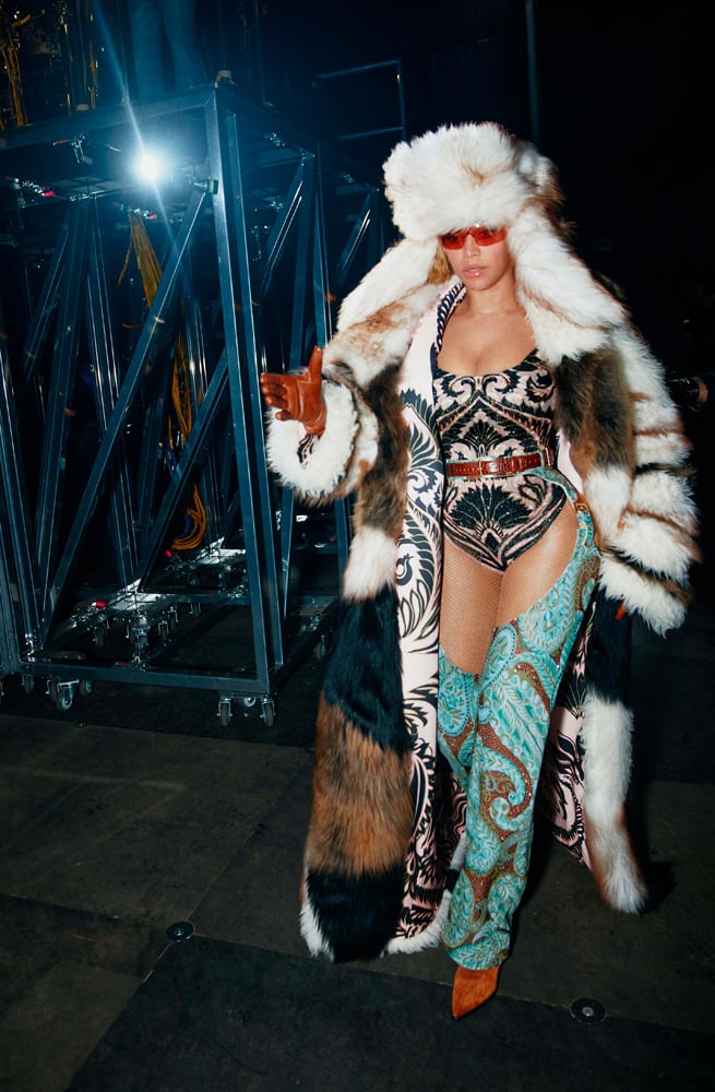 En concert à Paris, Beyoncé figure en manteau à fourrures et corset Etro pendant un concert de sa tournée Cowboy Carter Tour.