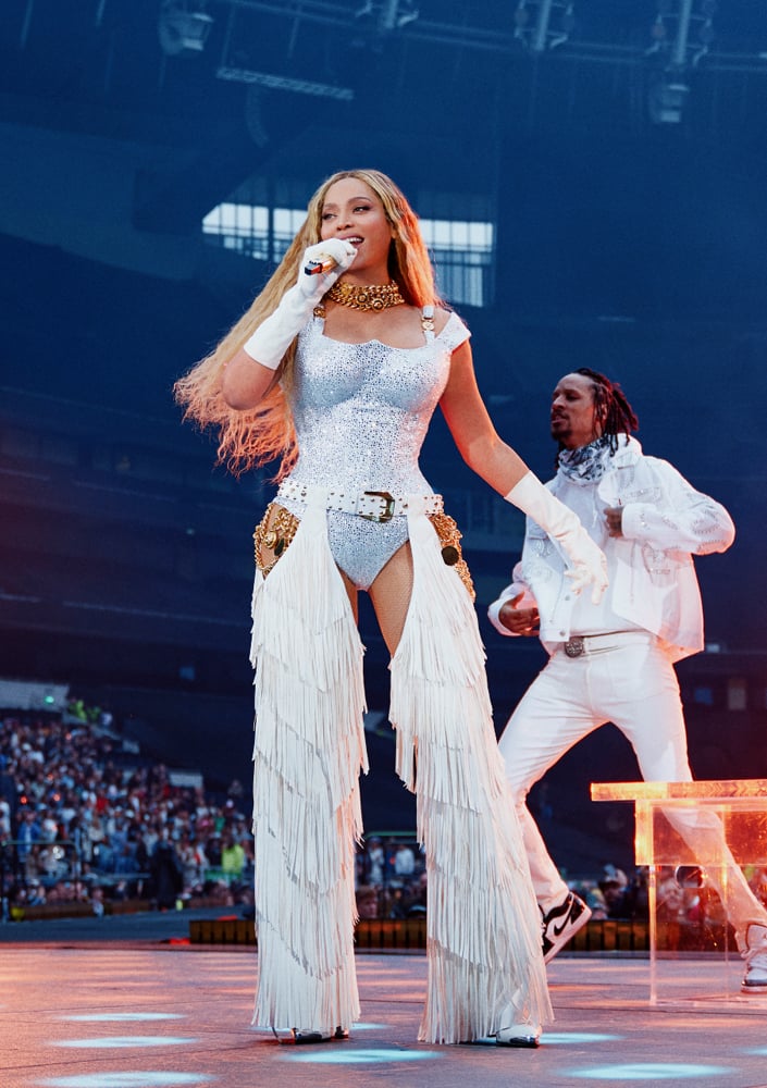 En concert à Paris, photo de Beyoncé en pantalon à franges blanc custom Atelier Versace pendant un concert de sa tournée Cowboy Carter Tour.