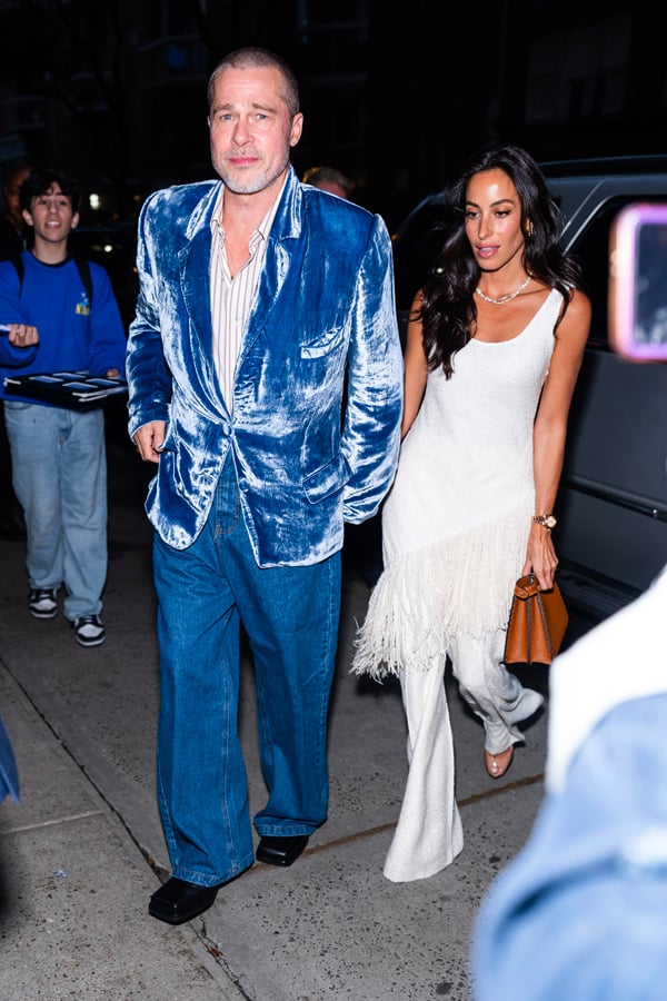Brad pitt en veste en velours et jean willy chavarria