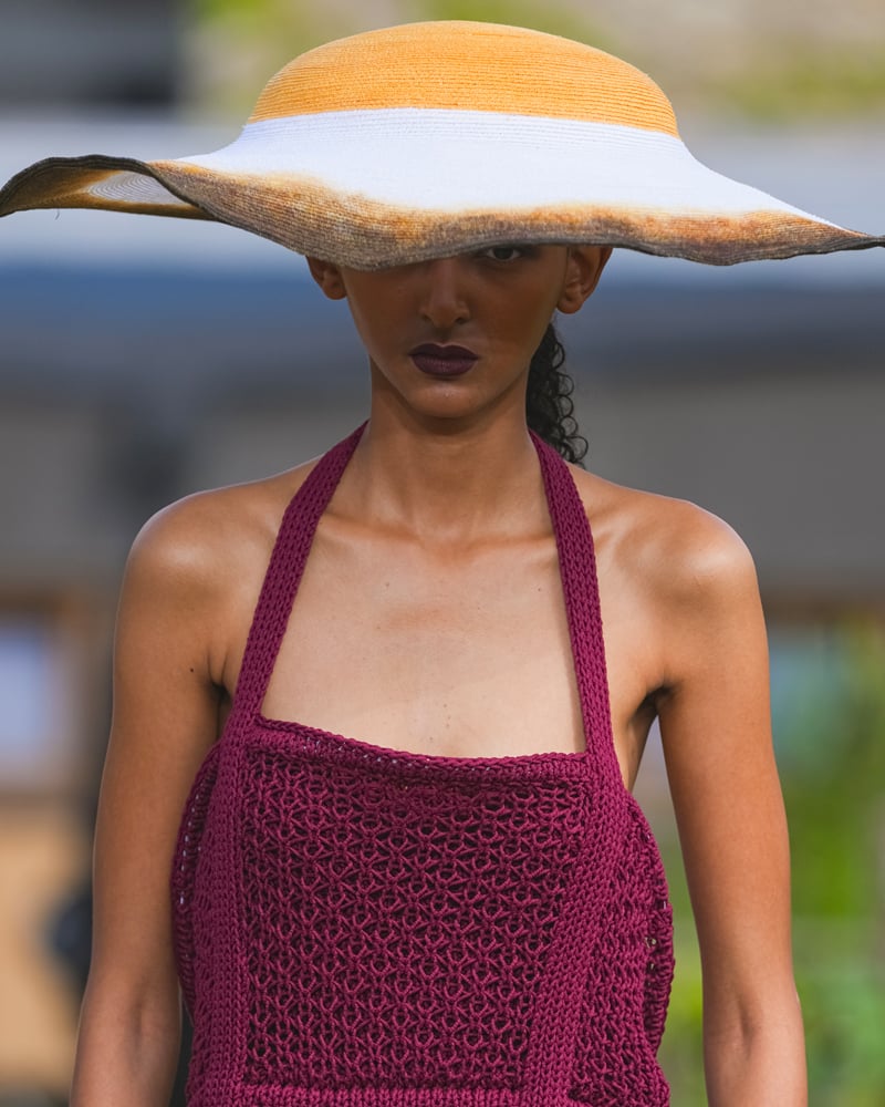 Le chapeau œuf au plat du défilé Doublet printemps-été 2026.