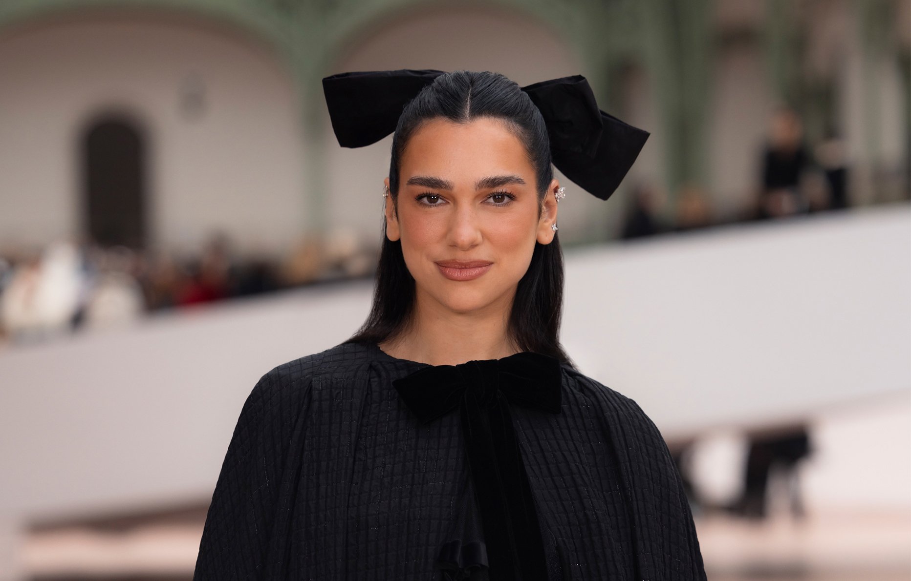 Dua Lipa en Chanel en janvier 2025 à Paris © Chanel.