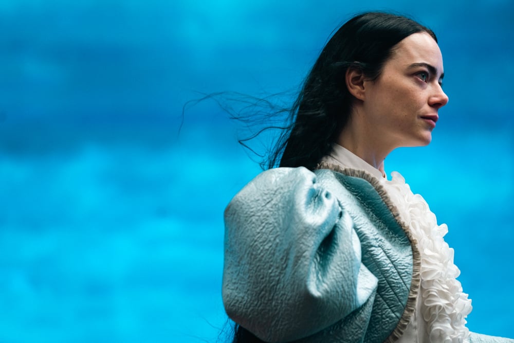 Photo d'Emma Stone dans le film Pauvres créatures (2024) de Yórgos Lánthimos, figurant dans la sélection de Numéro à voir sur le travail du sexe.