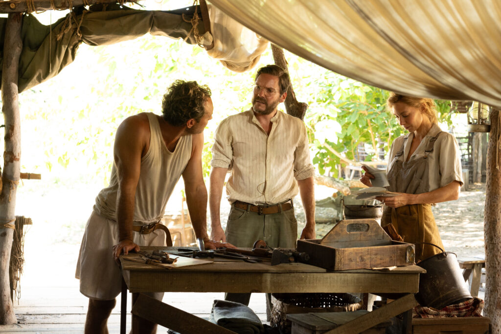 Photo des acteurs Jude Law, Vanessa Kirby et Daniel Brühl dans le film Eden (2025) de Ron Howard.