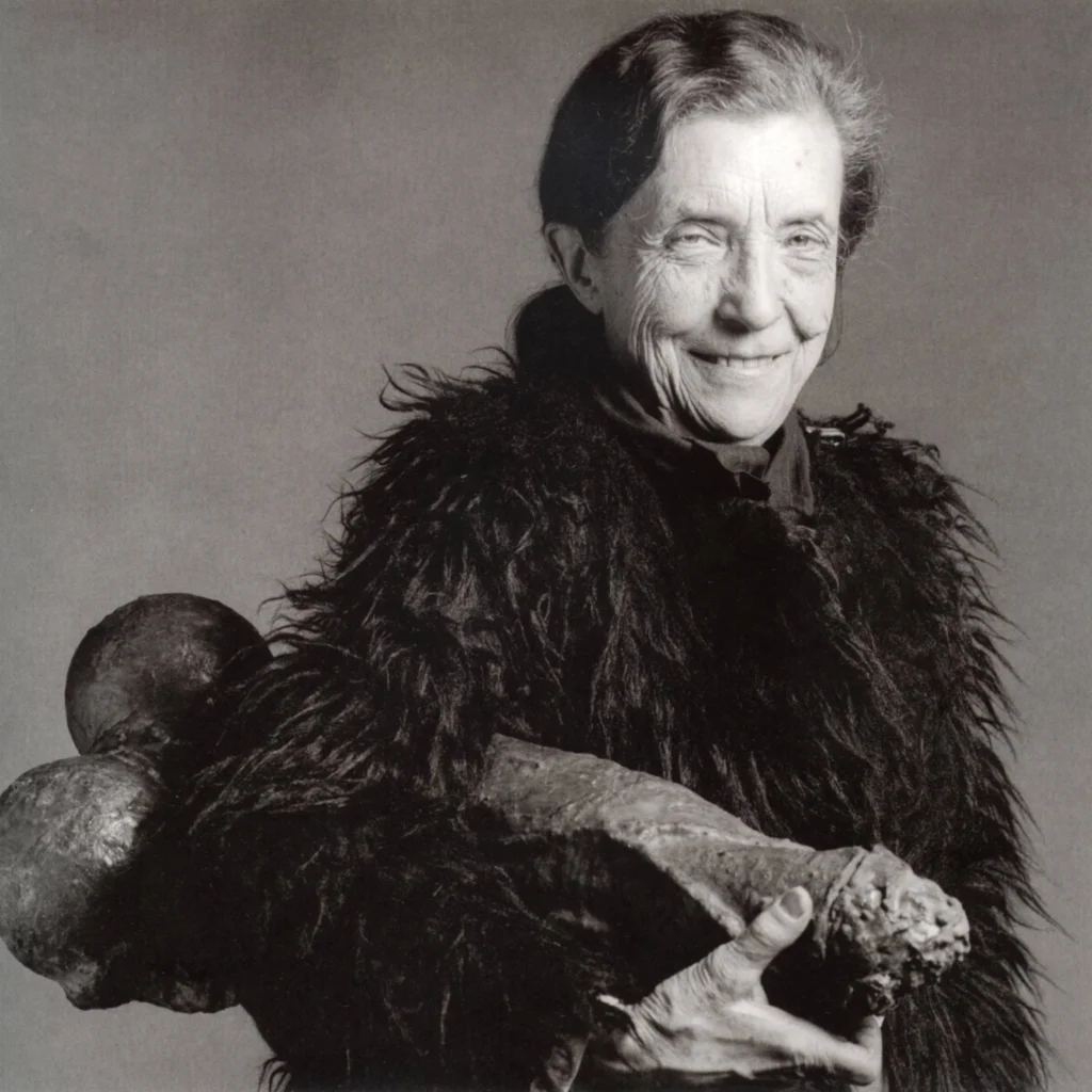 Louise Bourgeois avec sa sculpture “Fillette”, photographiée par Robert Mapelthorpe.