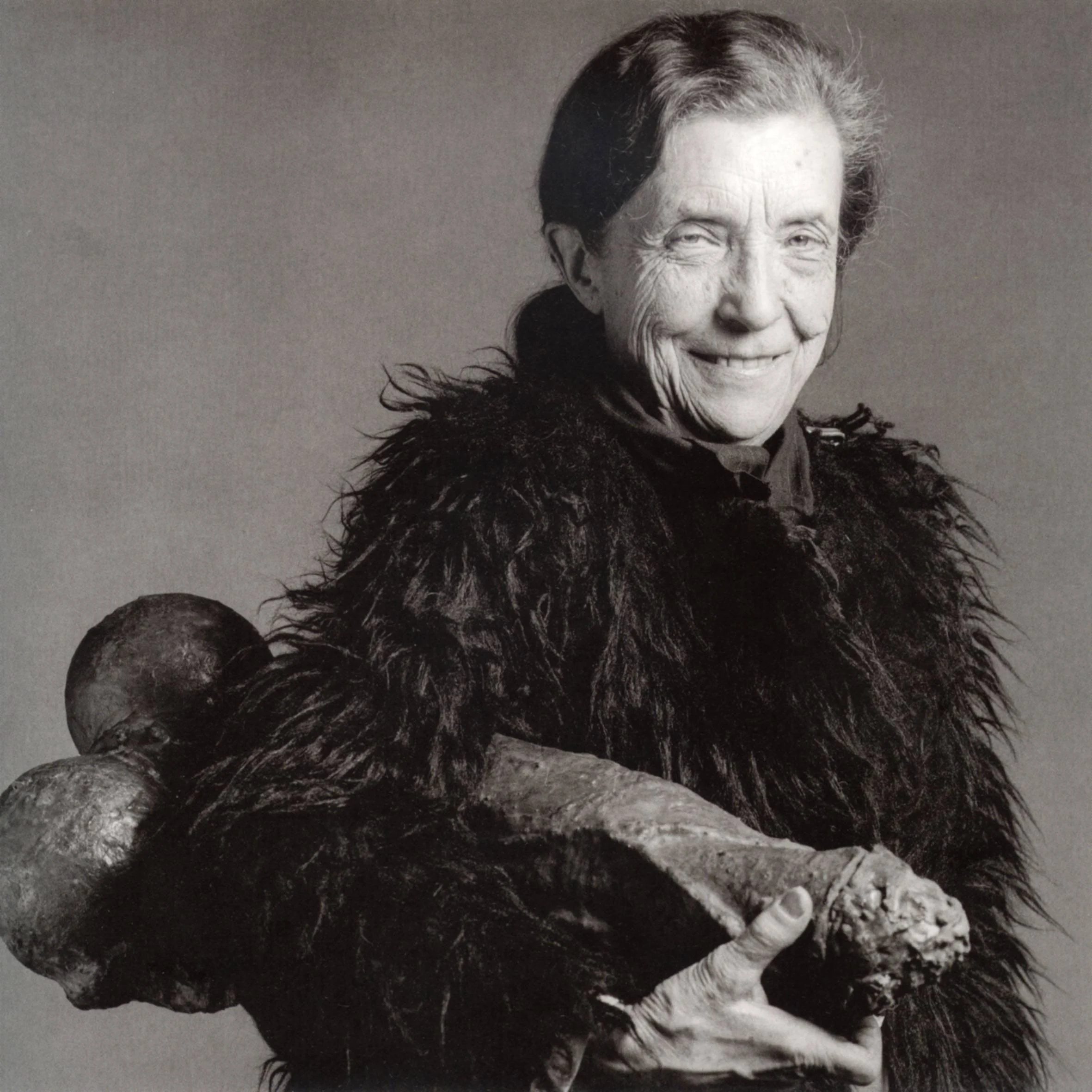 Louise Bourgeois avec sa sculpture “Fillette”, photographiée par Robert Mapelthorpe.