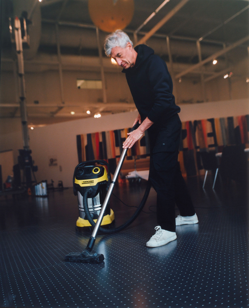 Portrait de Maurizio Cattelan pour son exposition au Centre Pompidou Metz