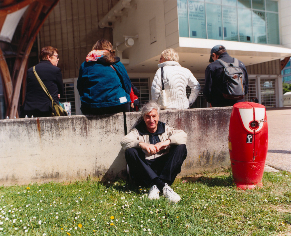 Portrait de Maurizio Cattelan pour son exposition au Centre Pompidou Metz