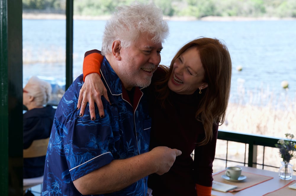 Pedro Almodóvar and Julianne Moore on the film set of The Room Next Door (2025) by Pedro Almodóvar © Iglesias Màs.