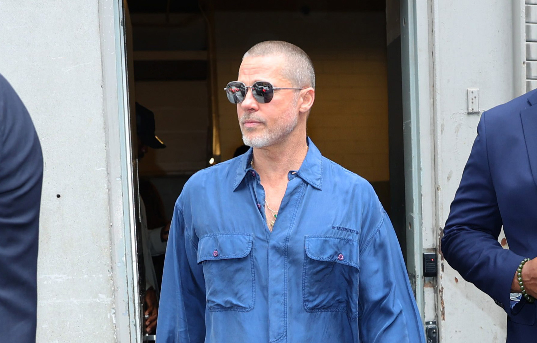 brad pitt en chemise bleue et lunettes de soleil aviateur