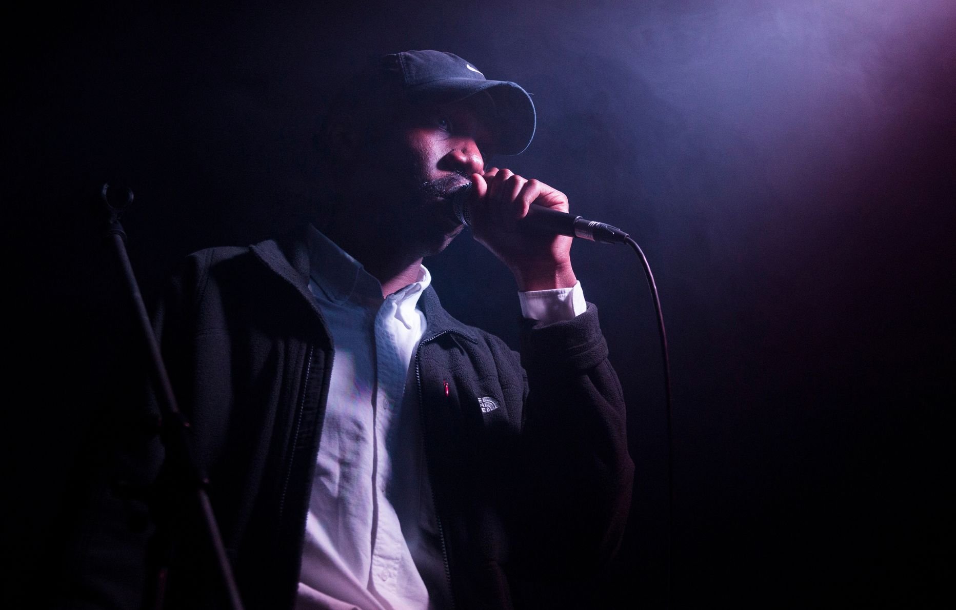 Le chanteuse Dean Blunt et son groupe Crying Nudes se produit à la Bourse de Commerce en juillet 2025.