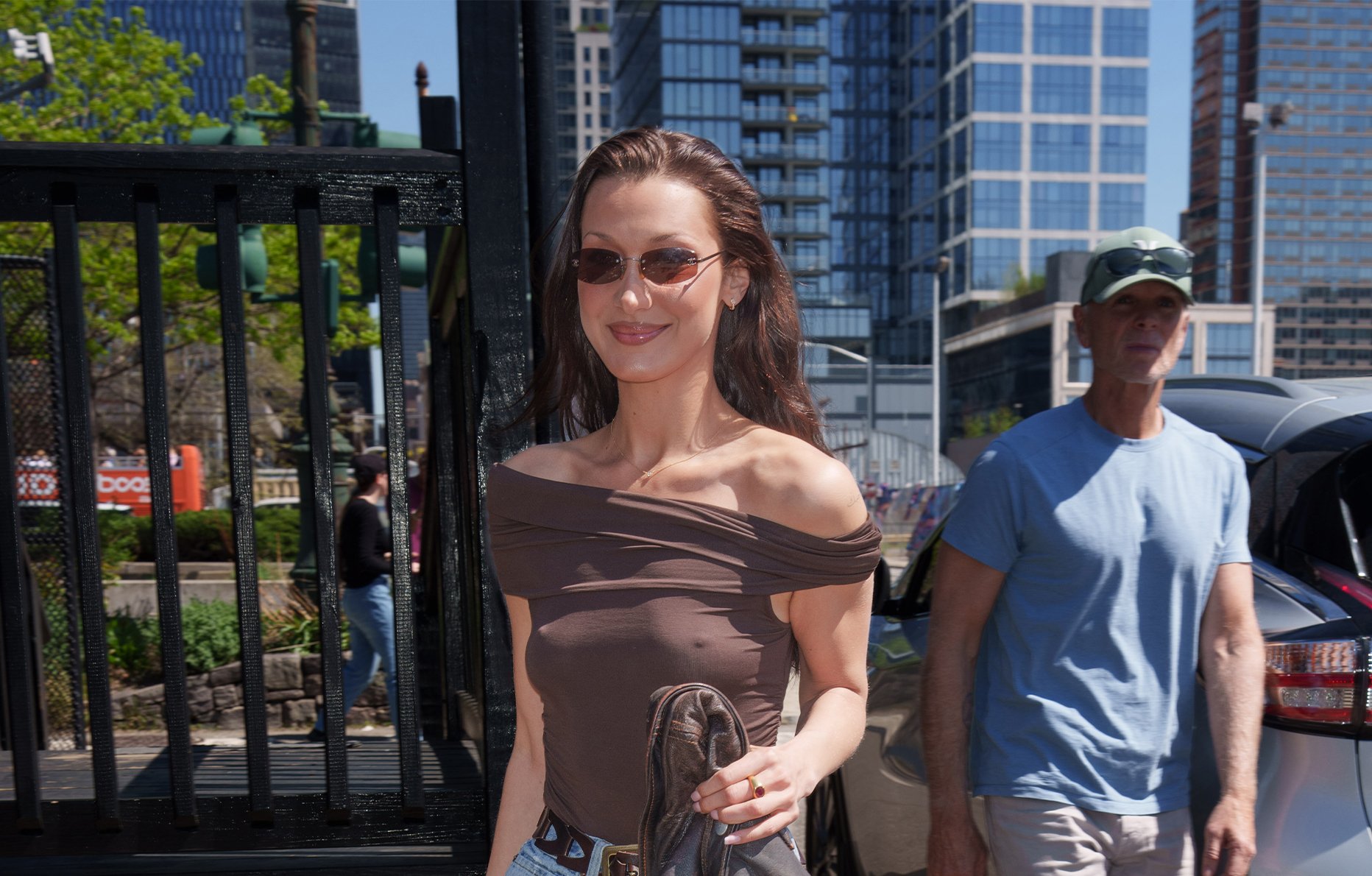 bella hadid en lunettes de soleil rectangulaires chanel