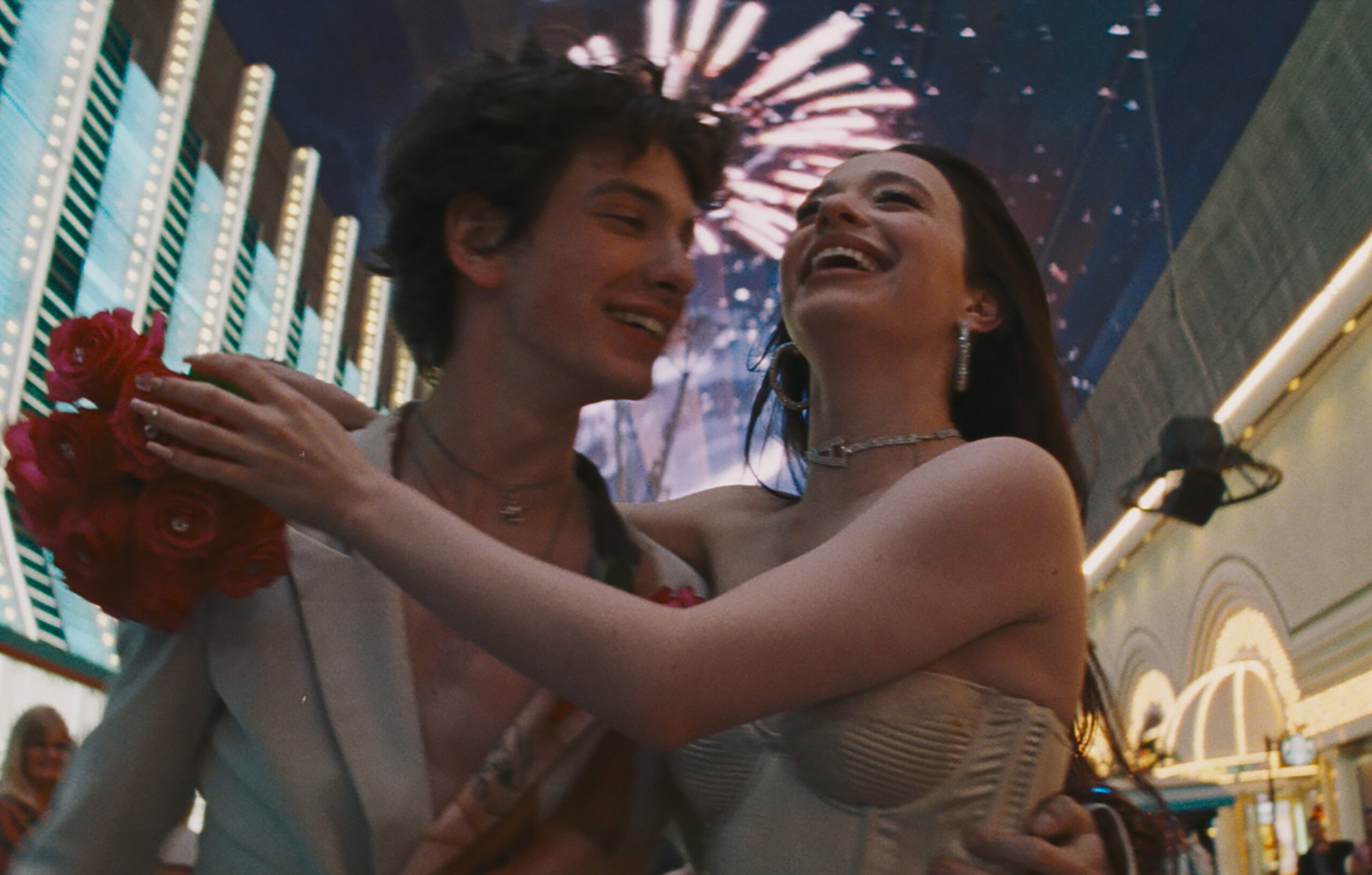 Photo de Mikey Madison et Mark Eydelshteyn dans le film Anora (2025) de Sean Baker.