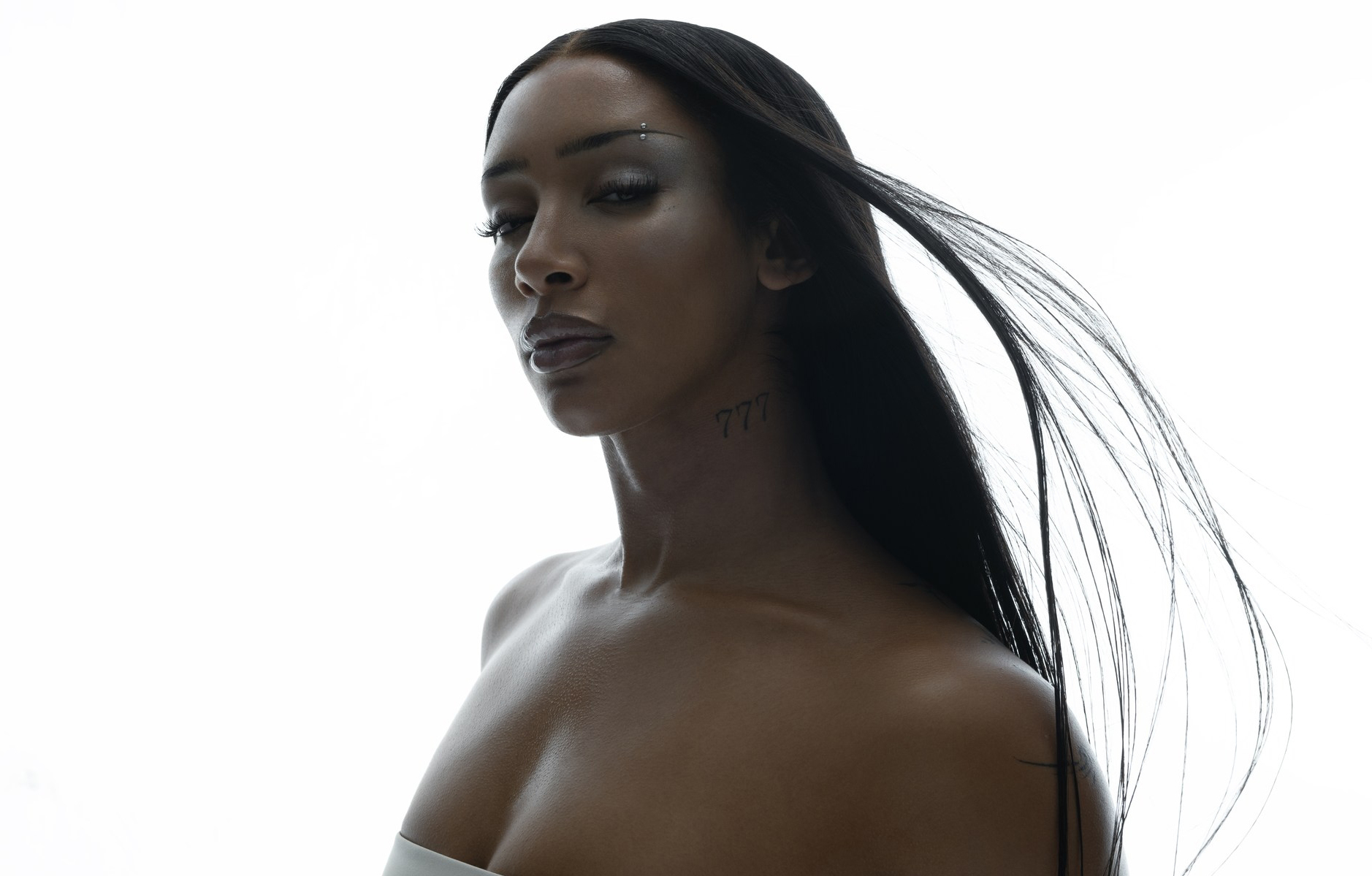 Portrait de la chanteuse Naomi Sharon.