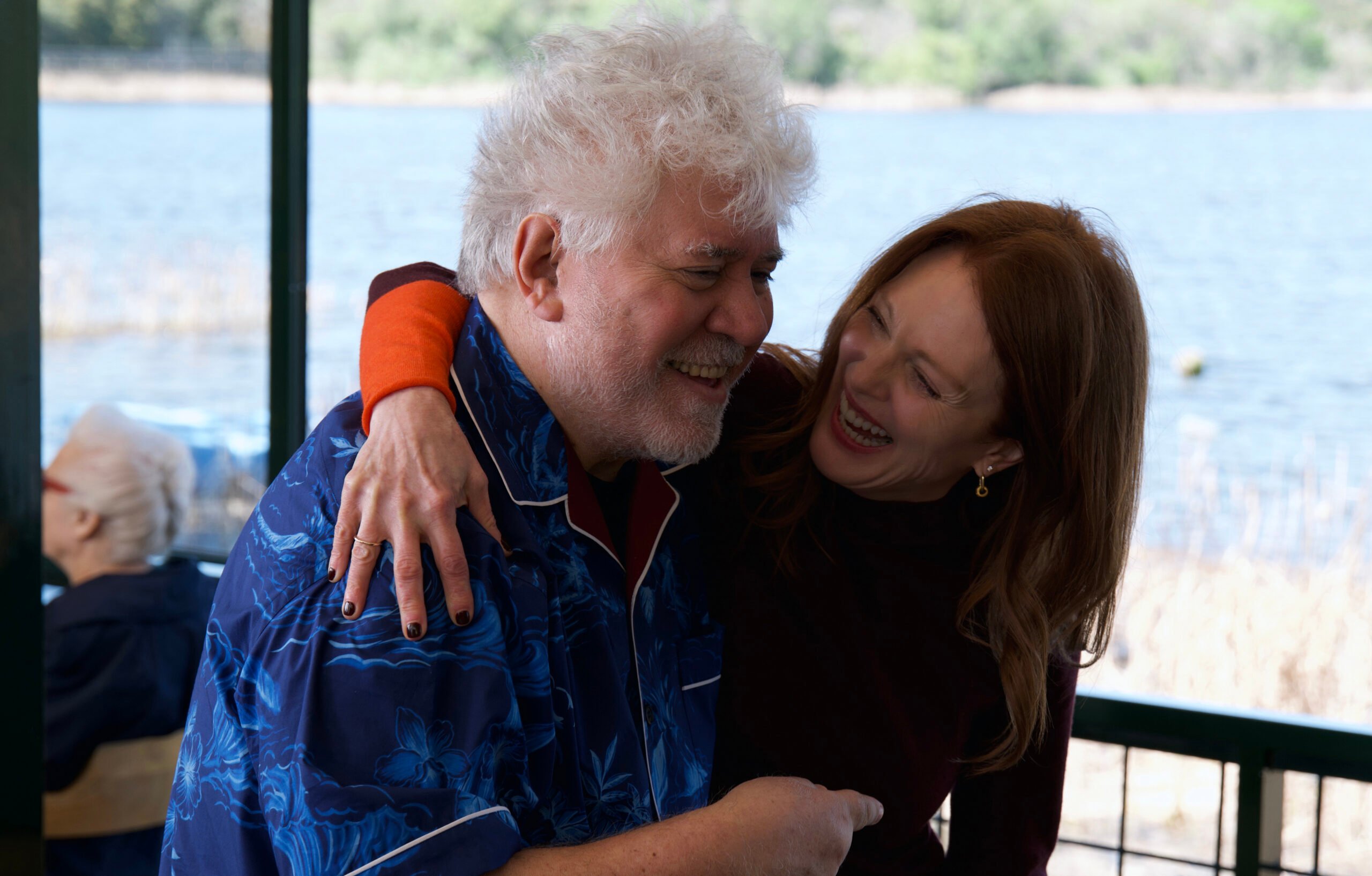 Photo de Pedro Almodóvar et Julianne Moore sur le tournage du film La Chambre d’à côté (2025) de Pedro Almodóvar.