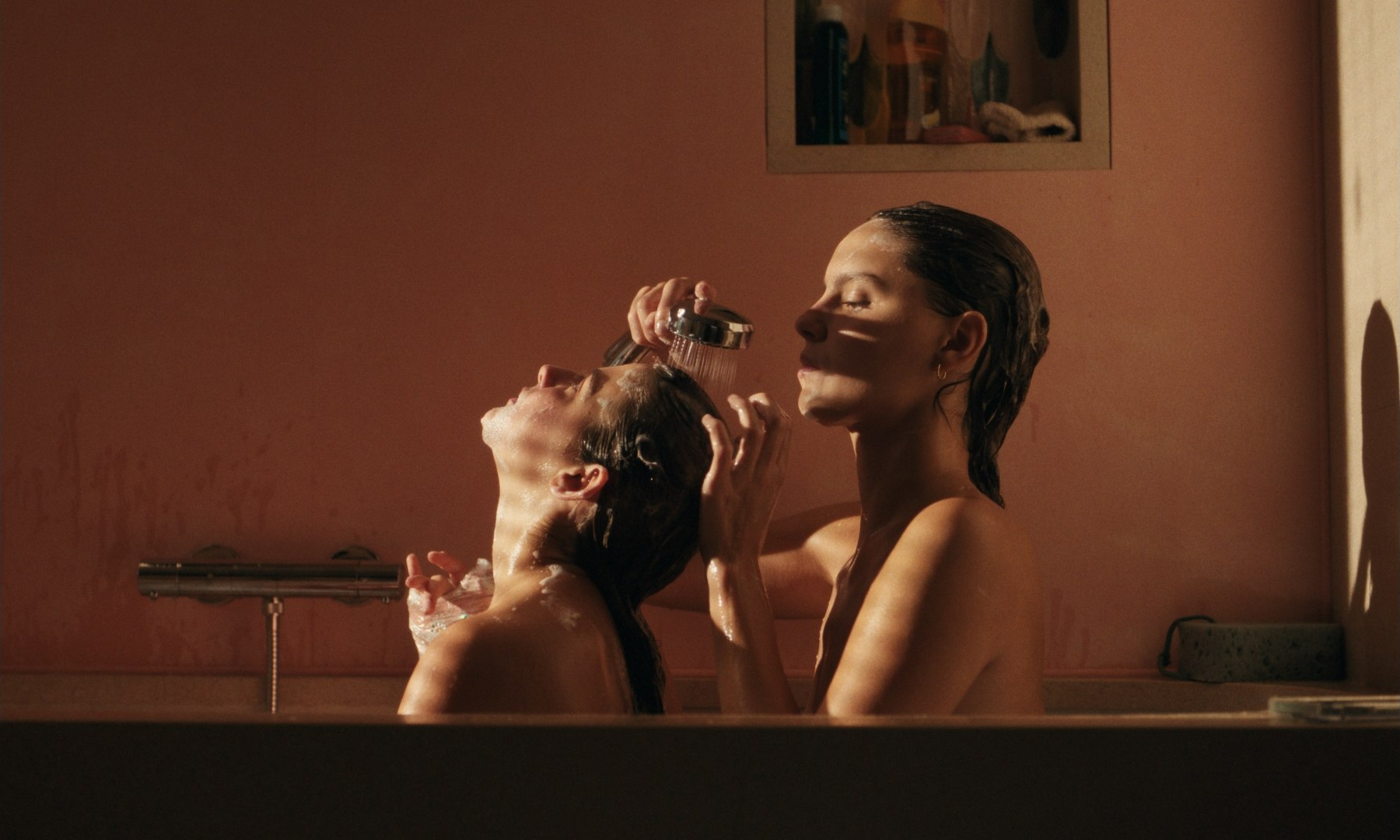 Angelina Woreth et Sarah Pachoud dans le film Qui brille au combat (2025).