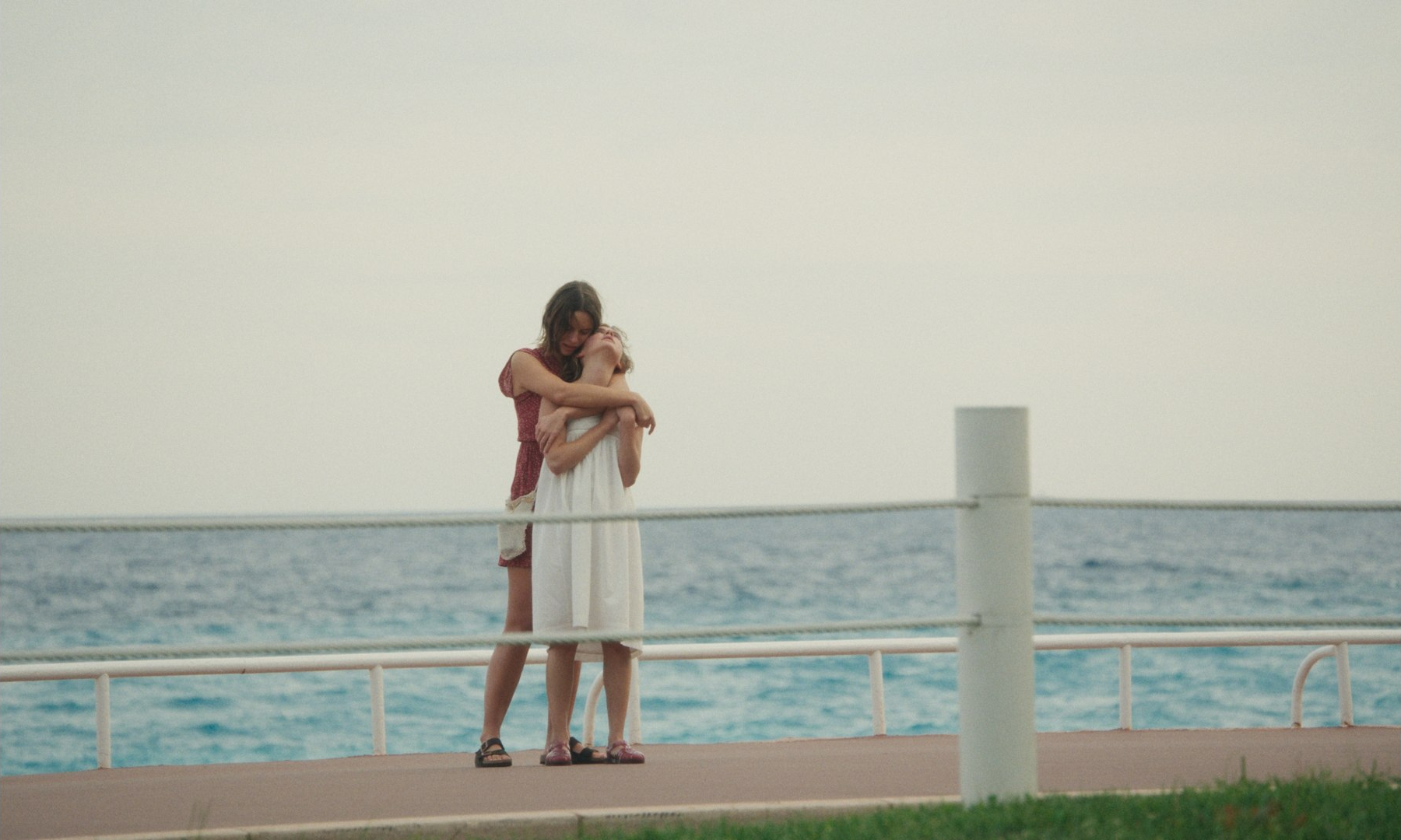 Angelina Woreth et Sarah Pachoud dans le film Qui brille au combat (2025).