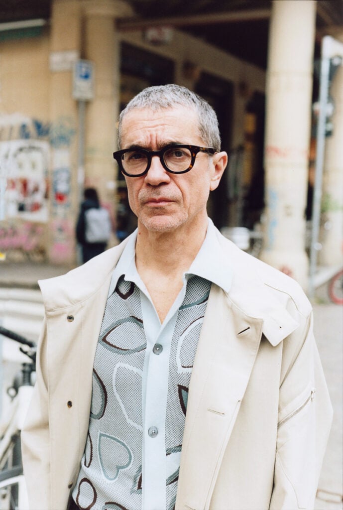 Romeo Castellucci porte un ensemble, Hermès.