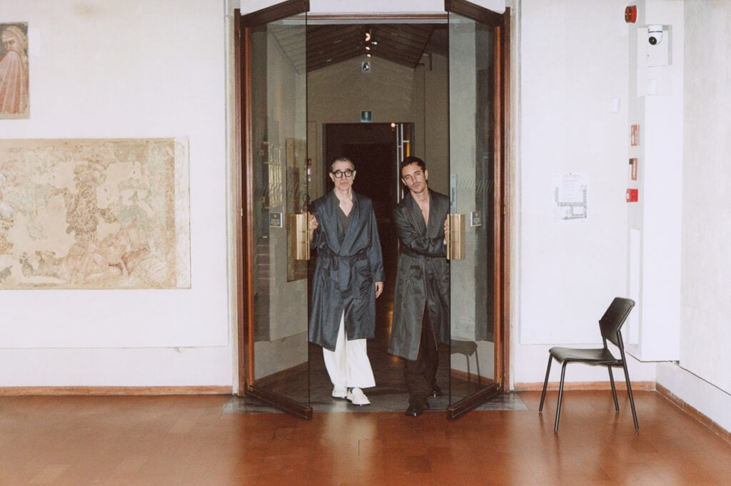 Romeo Castellucci porte robe de chambre, Frette. Pantalon, Ami. Chaussures, Bottega Veneta. Théo Mercier porte robe de chambre, Frette. Pantalon, Magliano. Chaussures, Bottega Veneta.