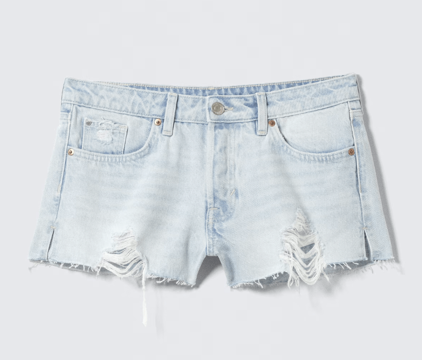 short en denim usé et délavé tendance printemps-ete 2026 weekday
