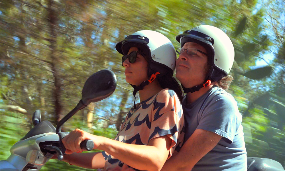 Photo de la réalisatrice et de Philippe Katerine dans le film Voyages en Italie (2023).