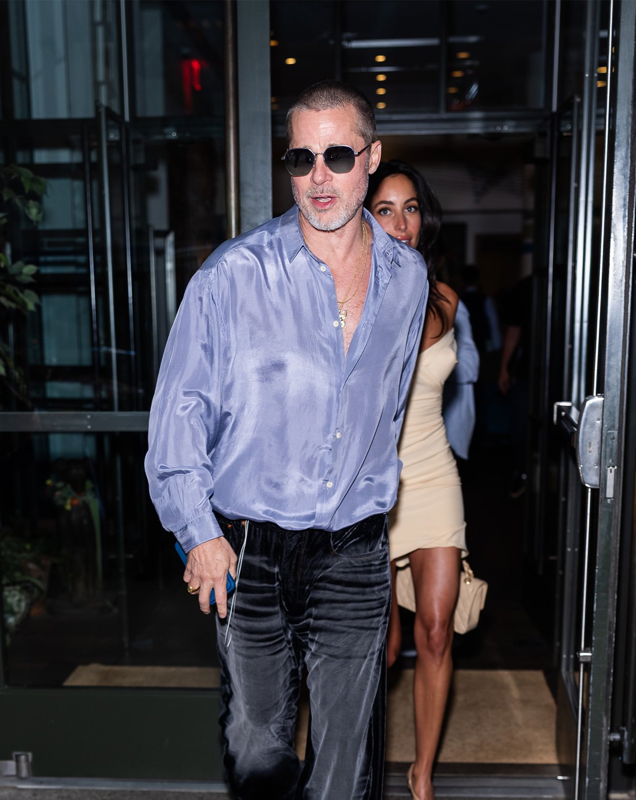 brad pitt en chemise vintage satinée taverniti, jean magliano et boots