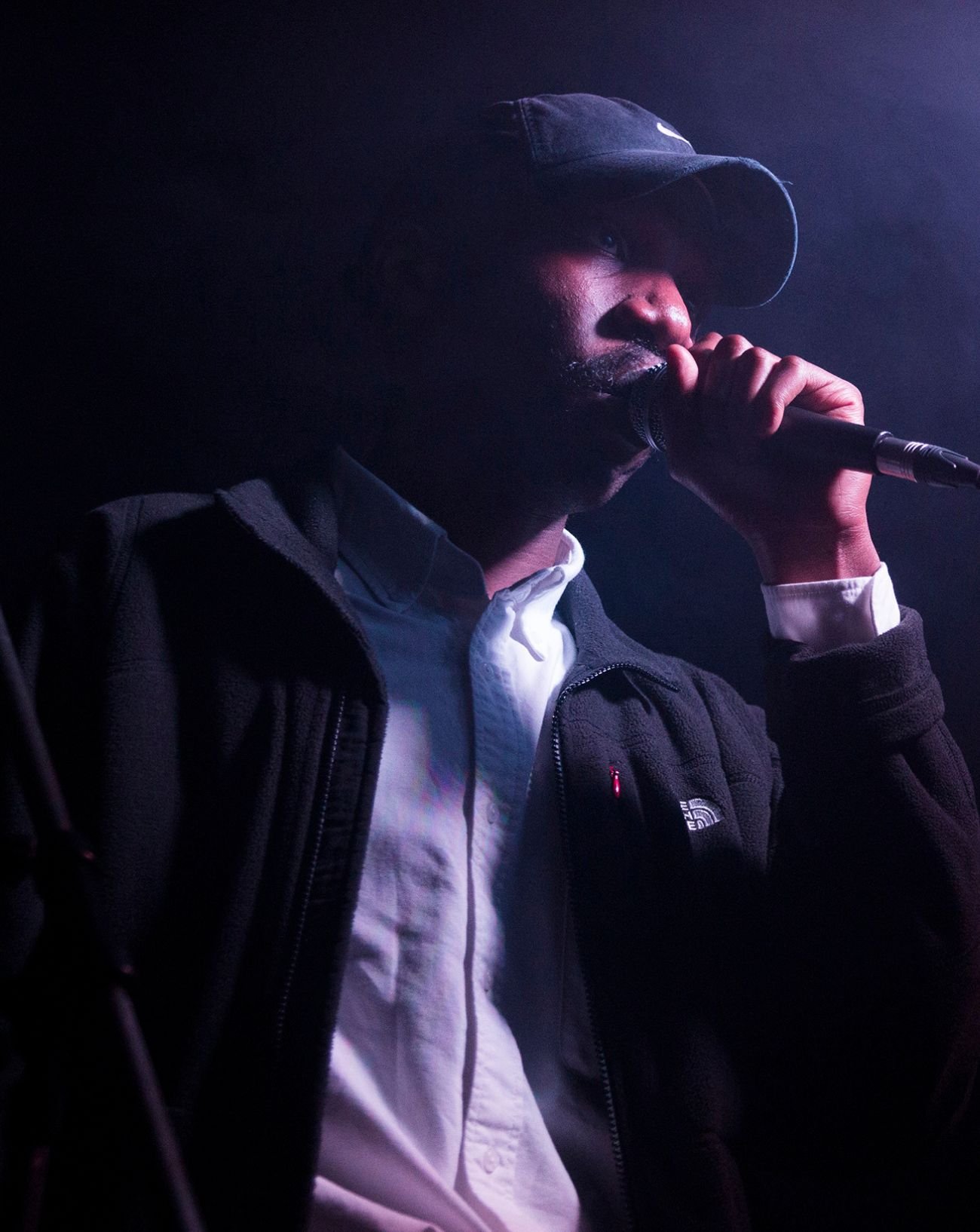 Le chanteuse Dean Blunt et son groupe Crying Nudes se produit à la Bourse de Commerce en juillet 2025.