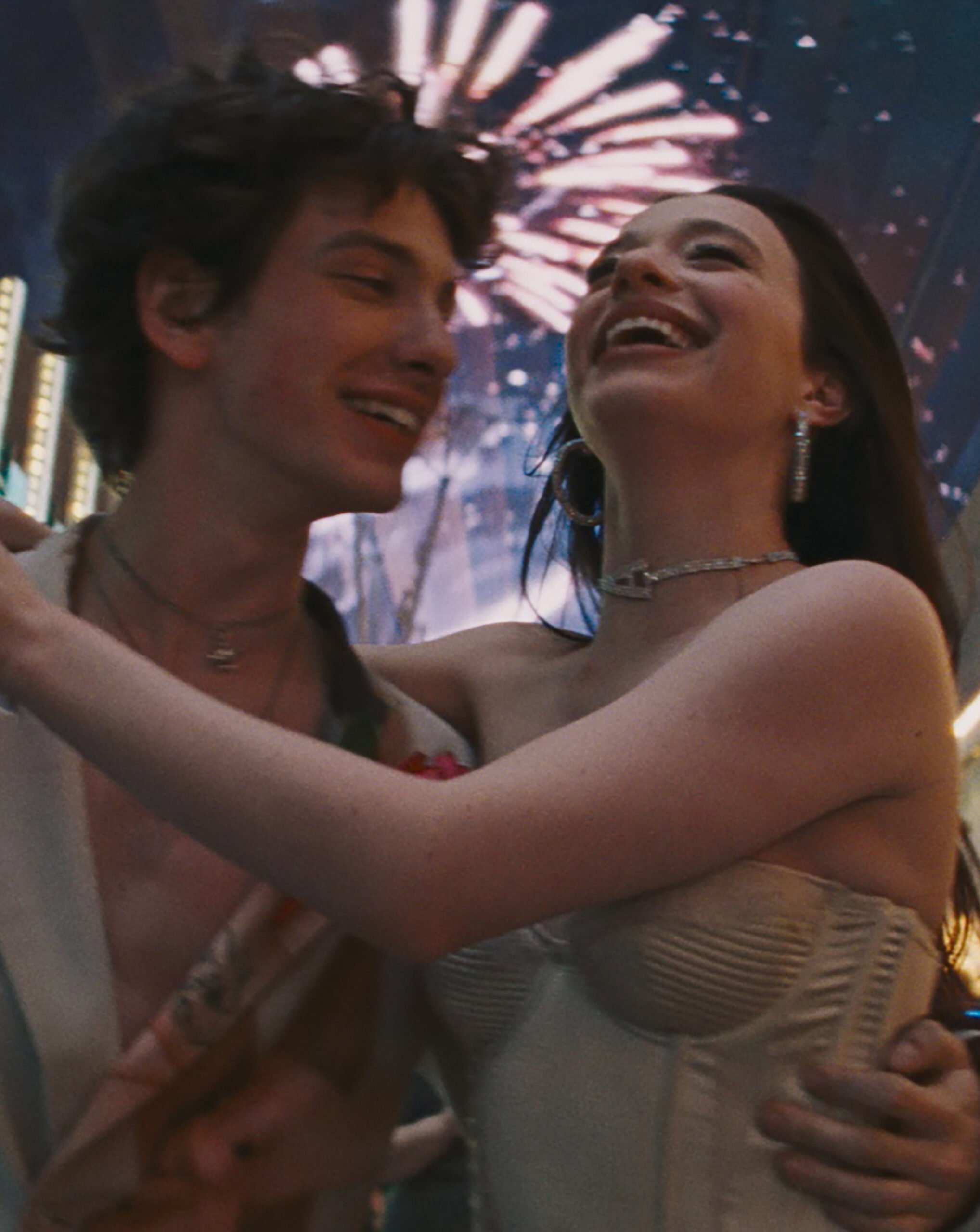 Photo de Mikey Madison et Mark Eydelshteyn dans le film Anora (2025) de Sean Baker.