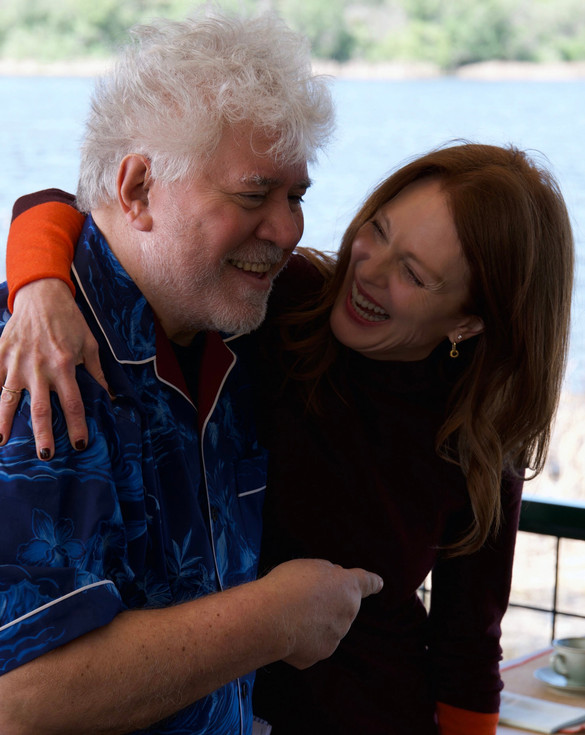 Photo de Pedro Almodóvar et Julianne Moore sur le tournage du film La Chambre d’à côté (2025) de Pedro Almodóvar.