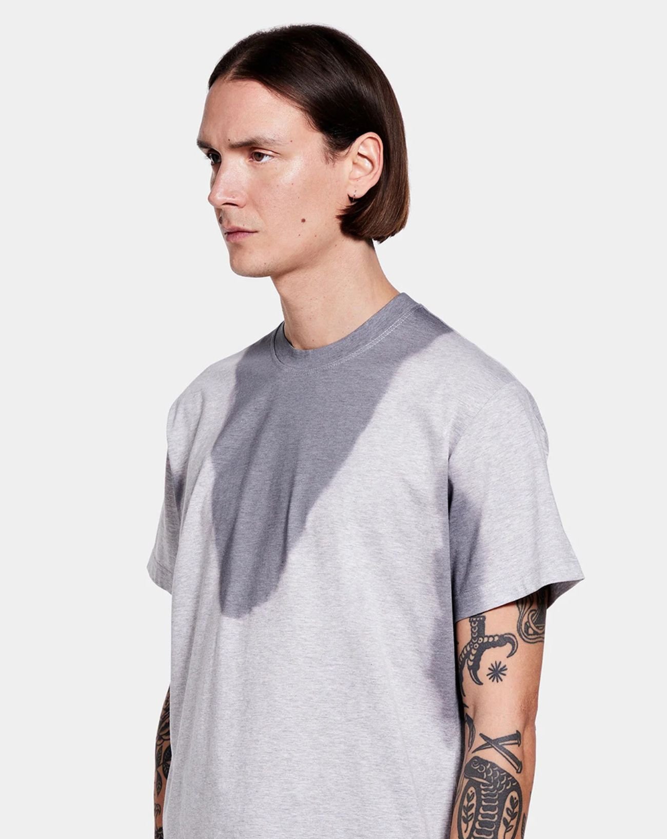 Le tee-shirt Louis Gabriel Nouchi avec une fausse trace de sueur qui a fait polémique.