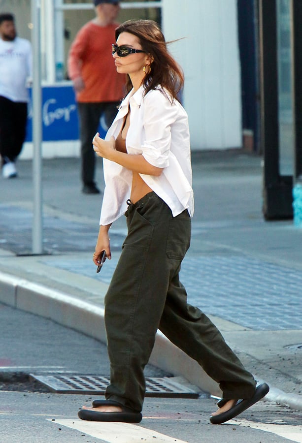 emily ratajkowski wearing flip flops