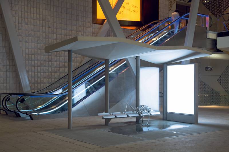 “Bus Stop” (2017), vue de l’installation permanente au Paradise Plaza, Miami Design District, Miami.
