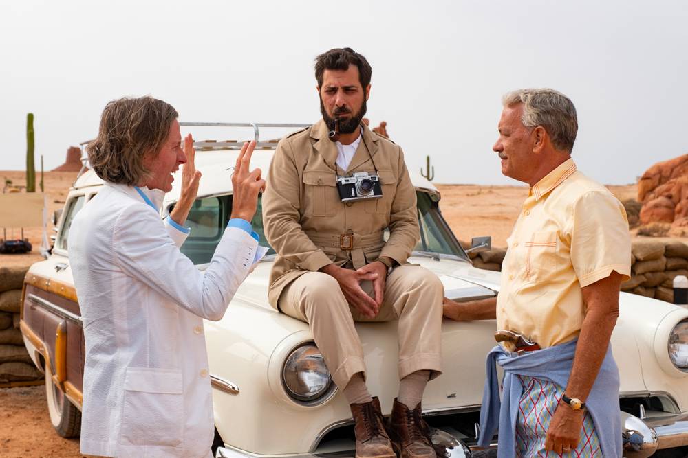 Wes Anderson, Jason Schwartzman et Tom Hanks sur le tournage du film « Asteroid City »