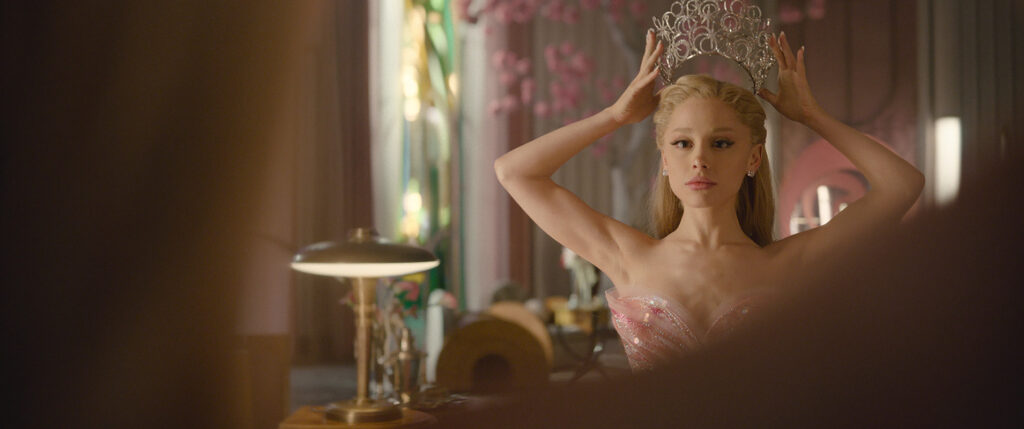 Photo de Ariana Grande dans le film Wicked: For Good (2025) de Jon M. Chu.
