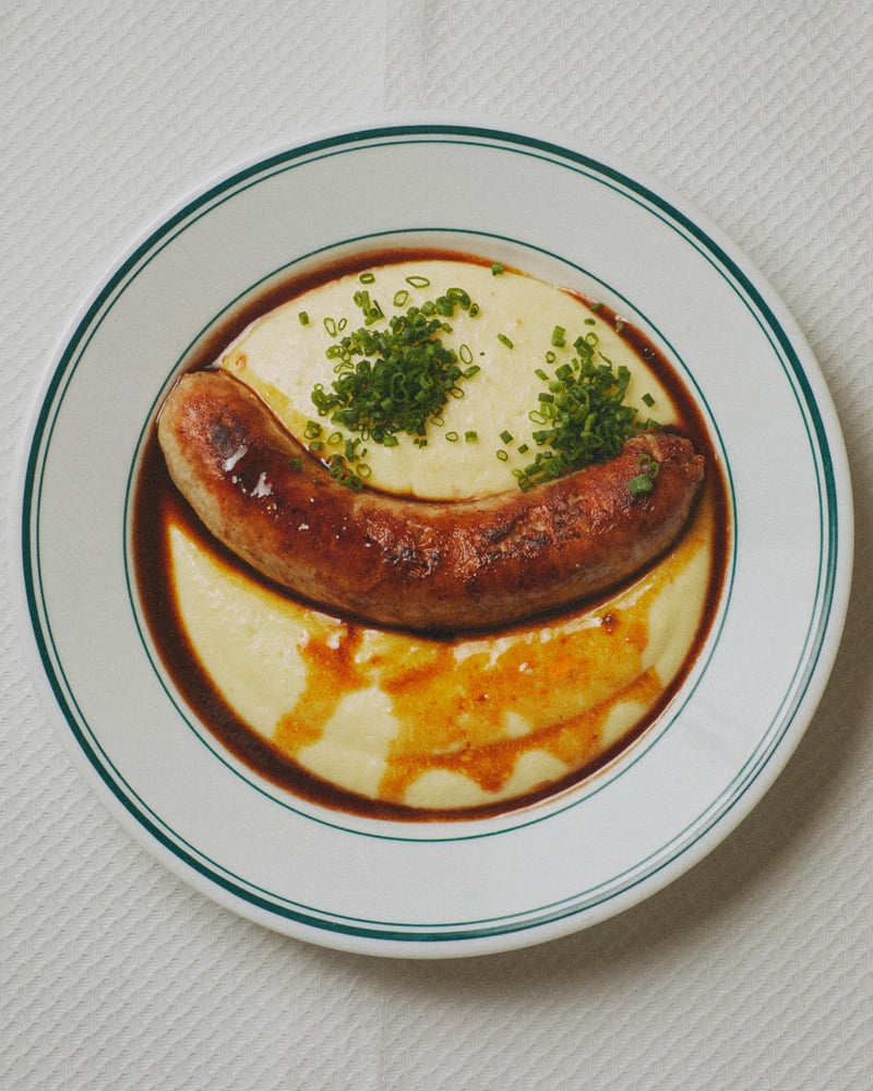 Saucisse purée, plat traditinnel de brasserie du restaurant Le Cornichon à Goncourt.