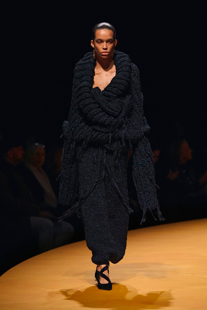 maxi pull en maille Khaite automne-hiver 2025-2026.