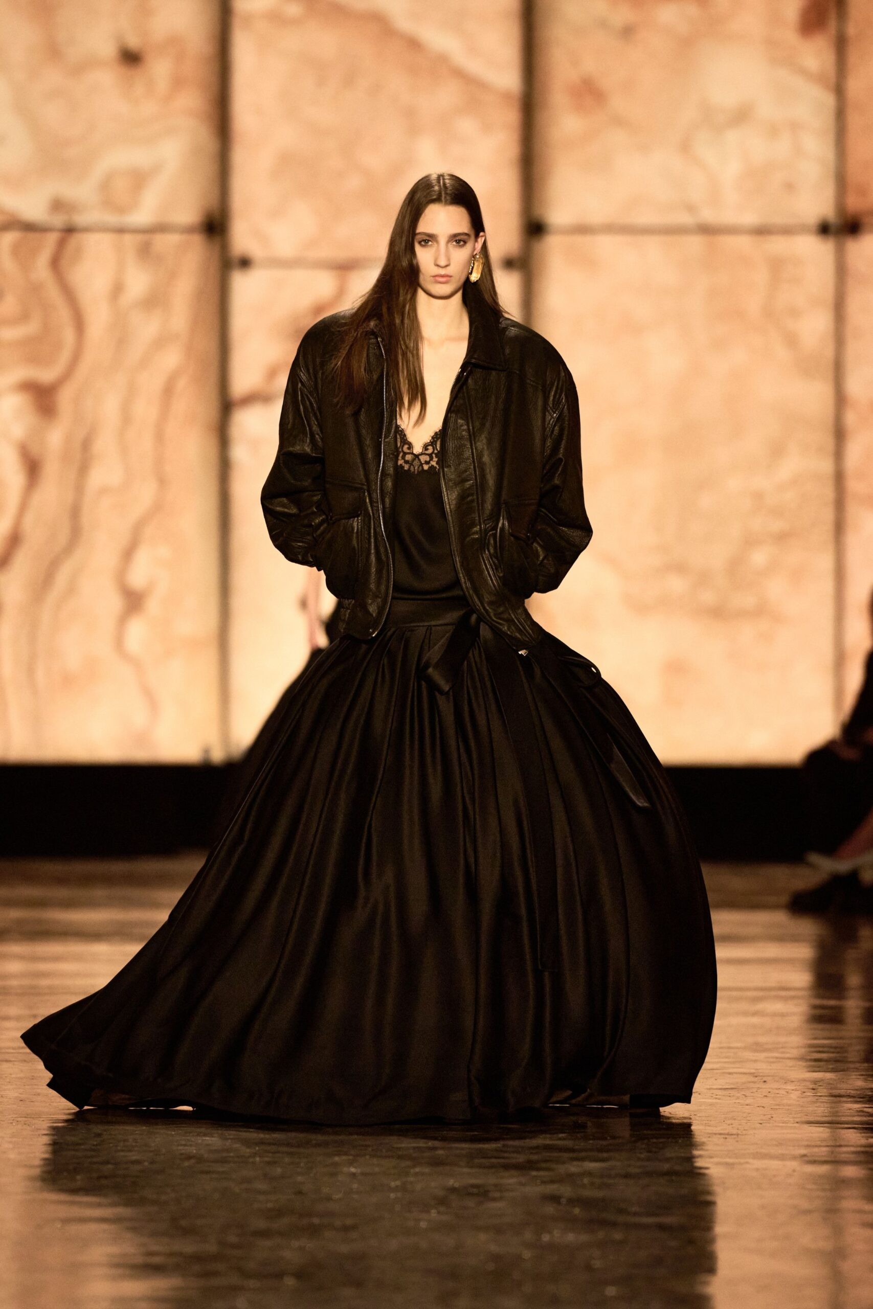 Saint Laurent jupe XXL et perfecto tendance automne-hiver 2025-2026.