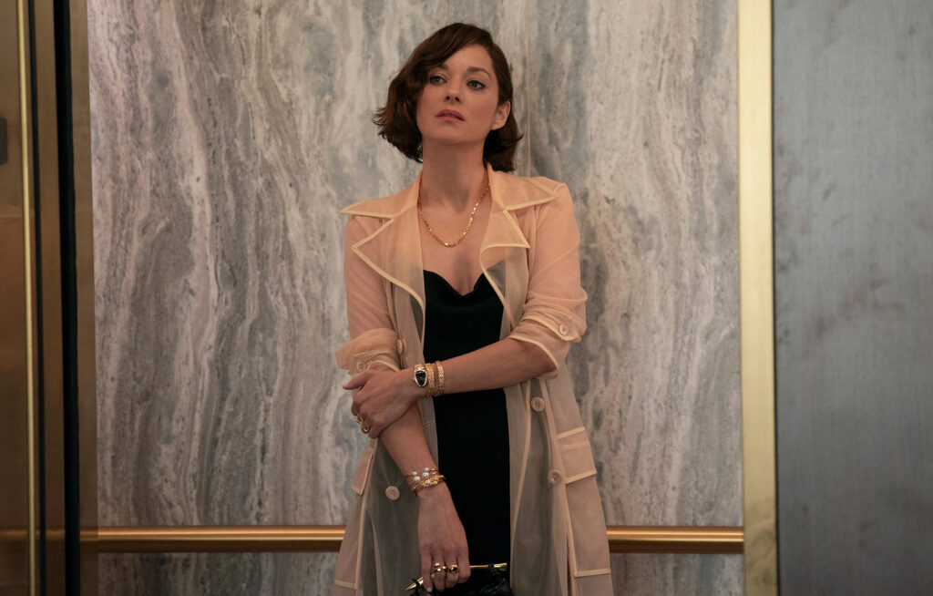 Marion Cotillard dans la saison 4 de la série The Morning Show © Apple TV+.