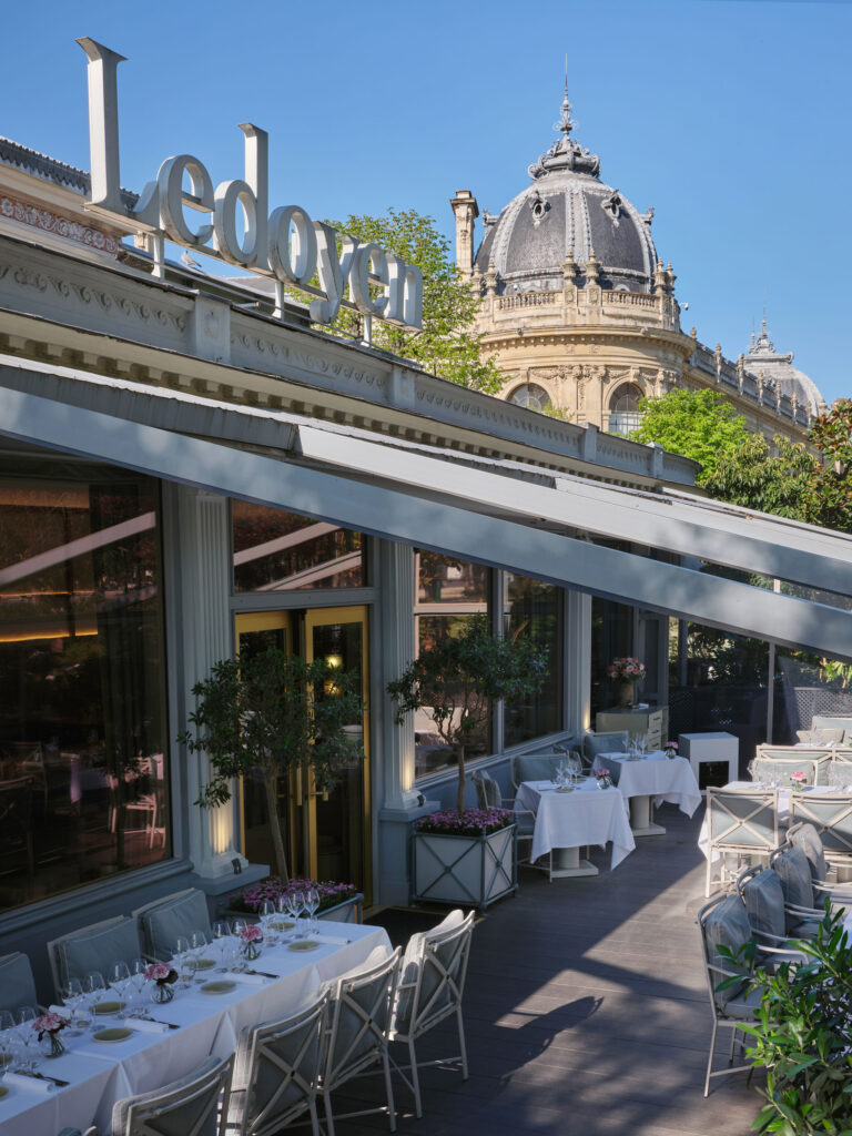 La terrasse du restaurant Pavyllon Alléno.