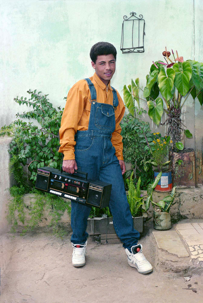 photographie de l'artiste brésilien Afonso Pimenta, Le fils de Zoi, communauté de Serra, Belo Horizonte, MG, (1989) exposé aux Rencontres d'Arles