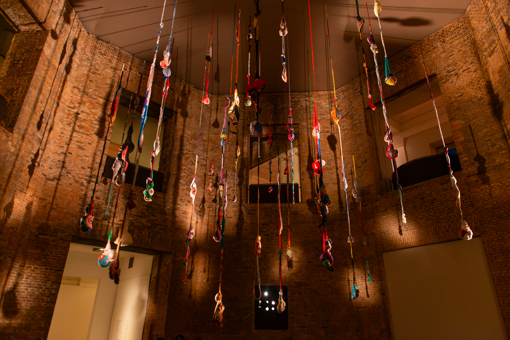 installation de l'artiste brésilienne Sonia Gomes, Sinfonia das Cores (2023) pour son exposition au Louvre-Lens