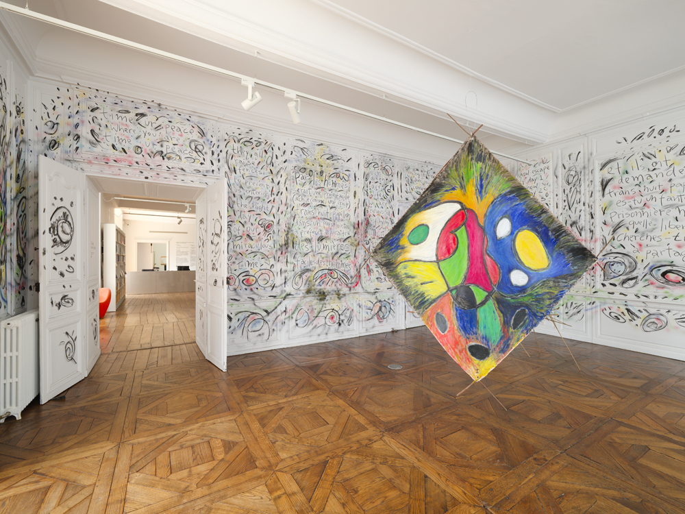 installation de l'artiste brésilienne Tadaskia, Day night butterfly (2025)