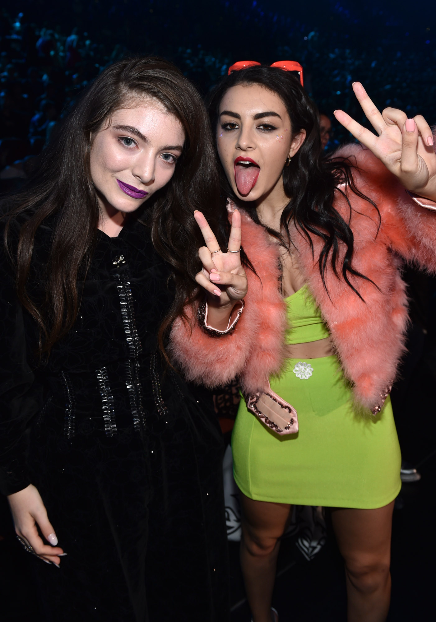 Lorde et Charli XCX aux MTV Video Music Awards, au Forum à Inglewood, le 24 août 2014 © MTV/MTV1415/Getty Images pour MTV.