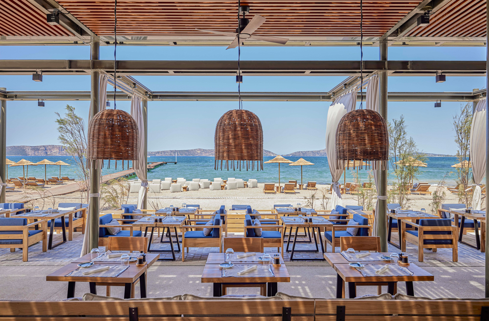 La vue du restaurant Parelia de l'hôtel W Costa Navarino en Grèce