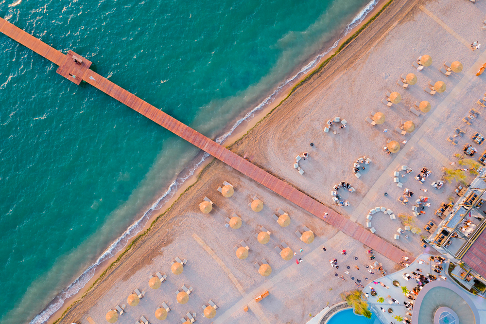 La plage de l'hôtel W Costa Navarino en Grèce