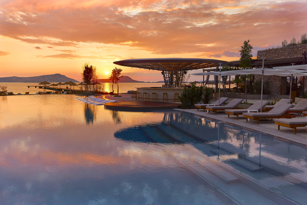 La piscine de l'hôtel W Costa Navarino en Grèce