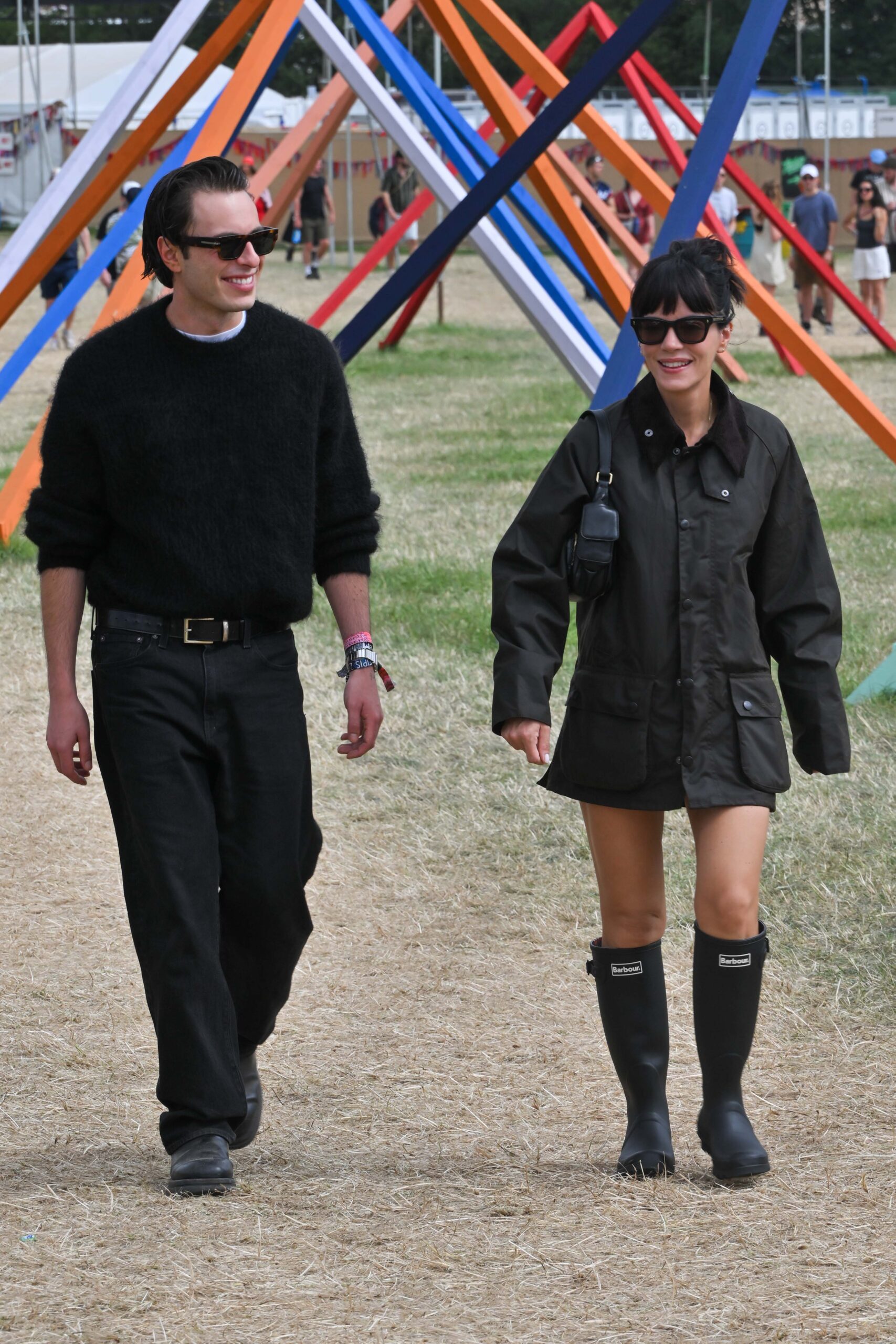 Marco Capaldo et Lily Allen (en Barbour) au festival Glastonbury, le 28 juin 2025. © Jed Cullen/Dave Benett/Getty Images.