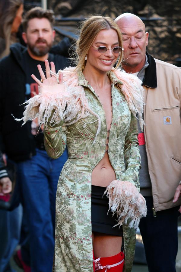 margot robbie en minijupe noire tendance printemps-ete 2026