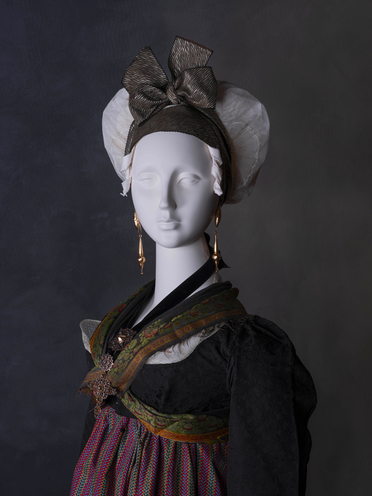 Photograph of a day ensemble exhibited as part of the exhibition Collections-Collection at the Fragonard - Musée de la Mode et du Costume.