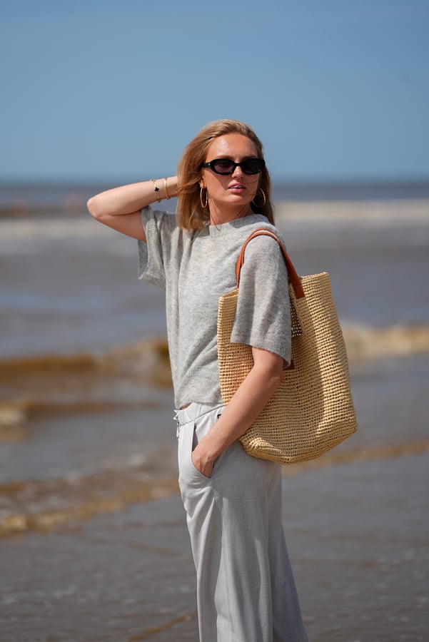 romee strijd sac raphia à la plage