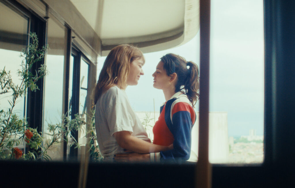 Photo des actrices Ella Rumpf et Monia Chokri dans le film Des preuves d'amour (2025) d'Alice Douard, parmi les films queer à voir en 2025 selon Numéro.